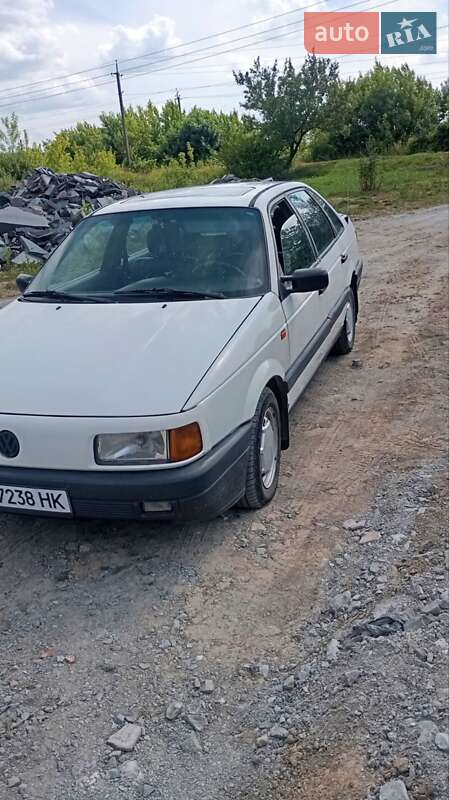 Седан Volkswagen Passat 1993 в 