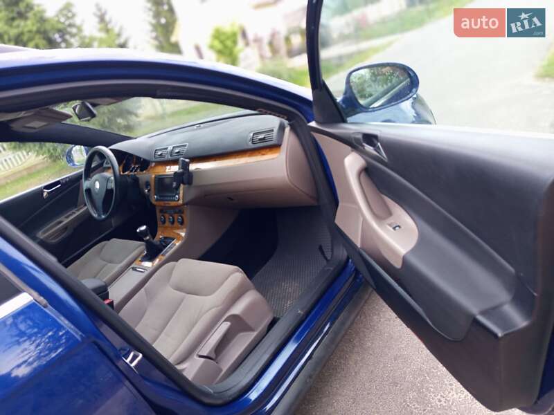 Універсал Volkswagen Passat 2005 в Новояворівську