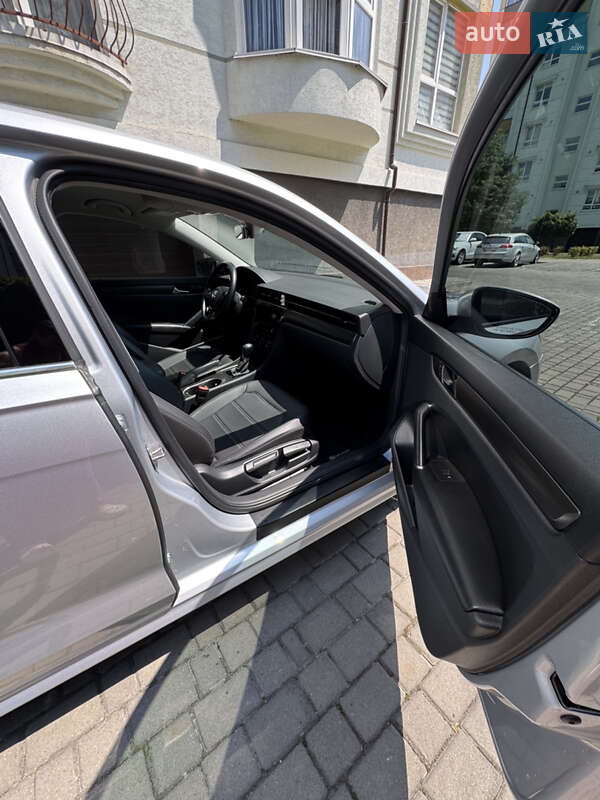 Седан Volkswagen Passat 2020 в Ивано-Франковске
