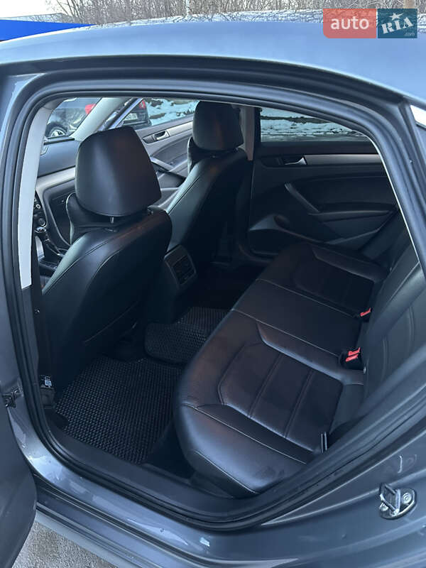 Седан Volkswagen Passat 2014 в Львове
