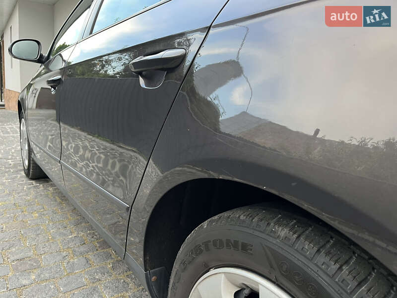 Седан Volkswagen Passat 2005 в Звягелі