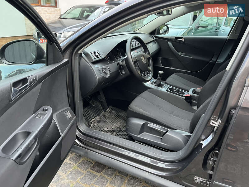 Седан Volkswagen Passat 2005 в Звягелі