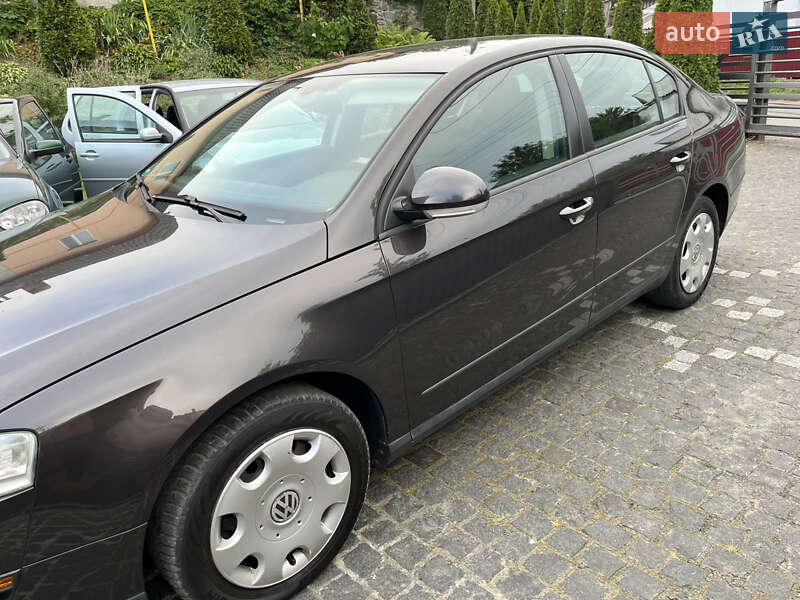 Седан Volkswagen Passat 2005 в Звягелі