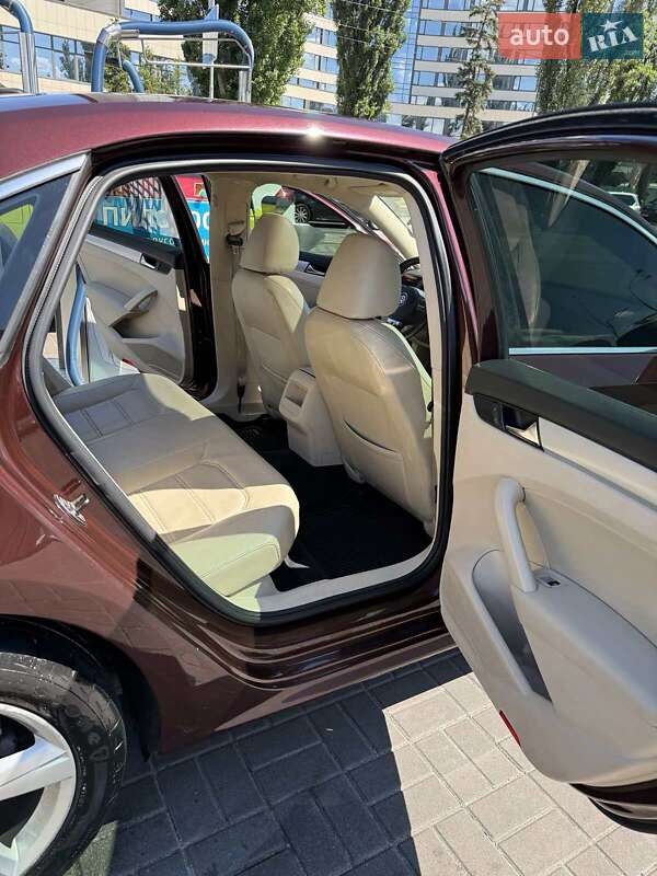 Седан Volkswagen Passat 2012 в Киеве