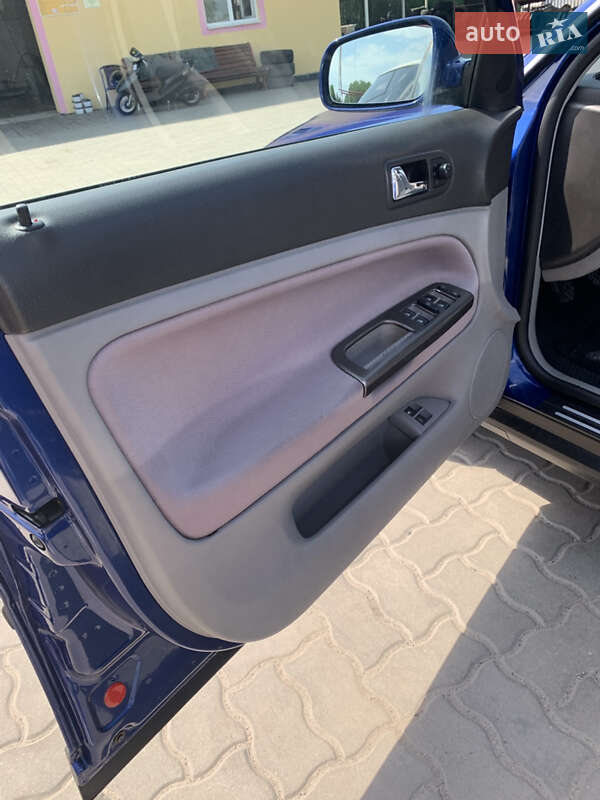 Седан Volkswagen Passat 2001 в Краснограде