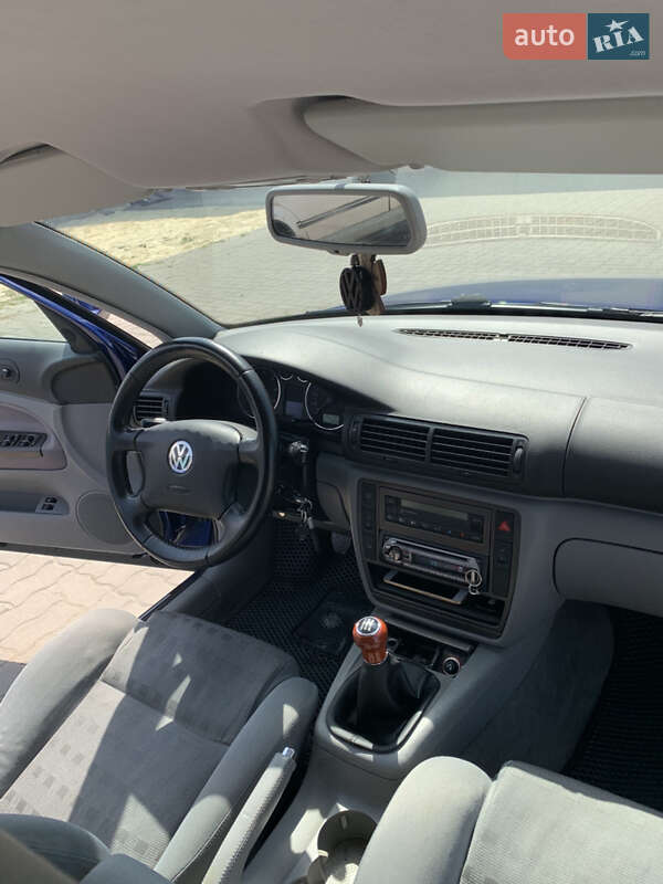 Седан Volkswagen Passat 2001 в Краснограде