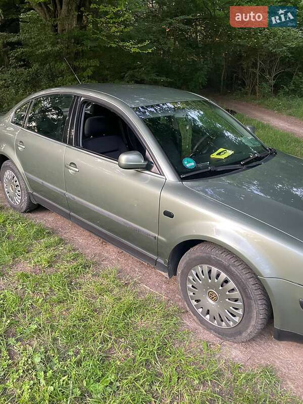 Седан Volkswagen Passat 2002 в Києві