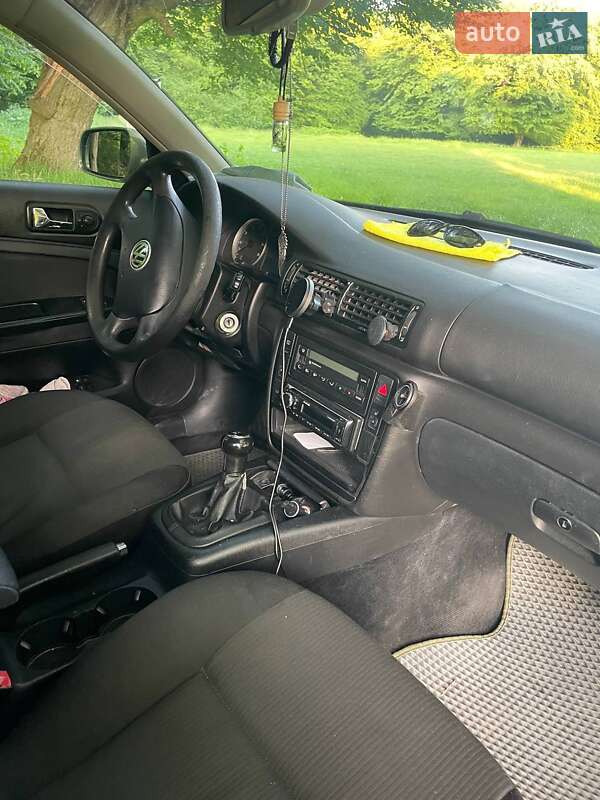 Седан Volkswagen Passat 2002 в Києві