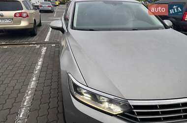 Седан Volkswagen Passat 2015 в Львове