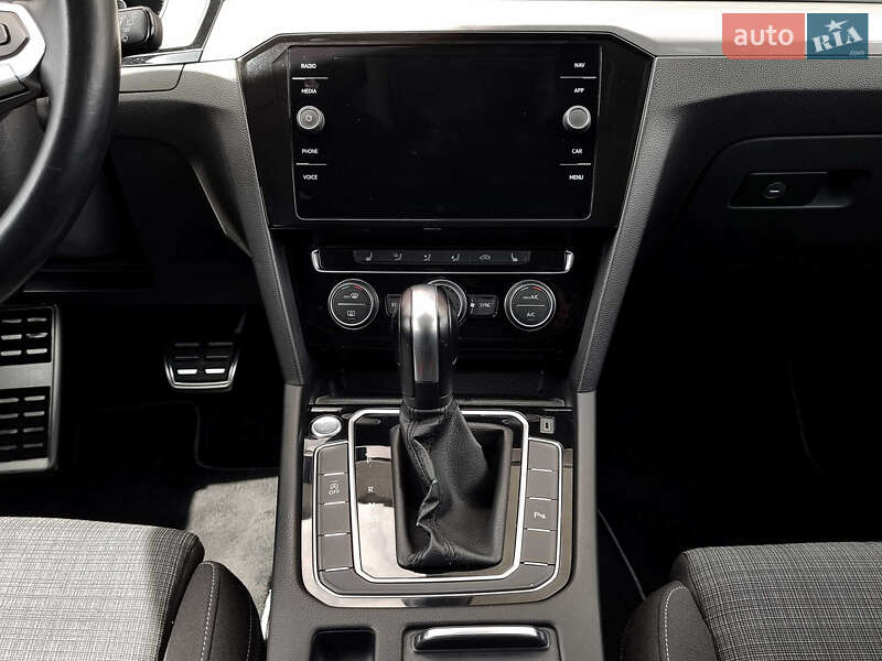 Универсал Volkswagen Passat 2019 в Петропавловской Борщаговке