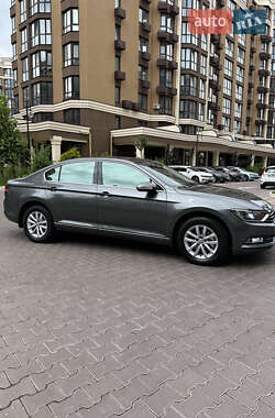 Седан Volkswagen Passat 2015 в Киеве