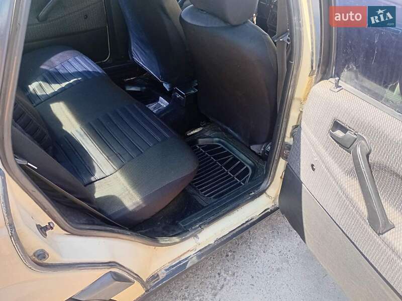 Седан Volkswagen Passat 1990 в Бурштыне