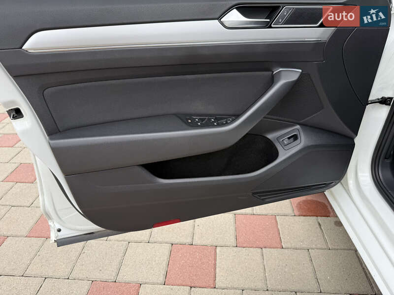 Седан Volkswagen Passat 2015 в Иршаве