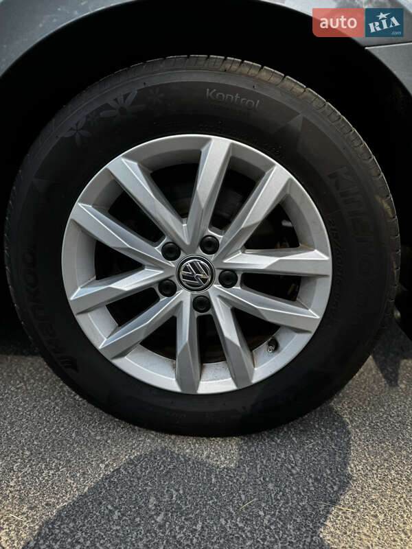 Універсал Volkswagen Passat 2017 в Житомирі