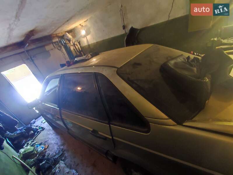 Седан Volkswagen Passat 1989 в Ладыжине