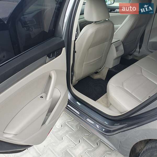 Седан Volkswagen Passat 2015 в Тернополе