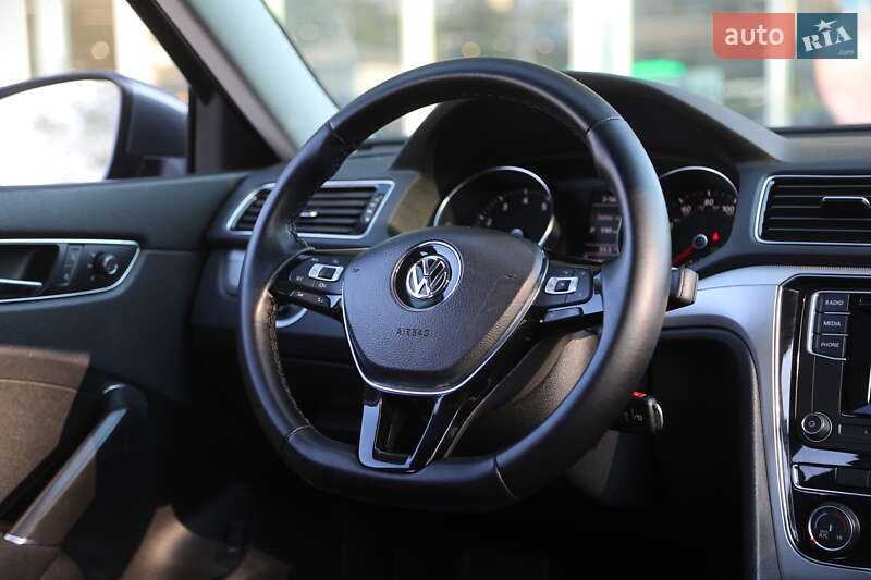 Седан Volkswagen Passat 2018 в Харькове
