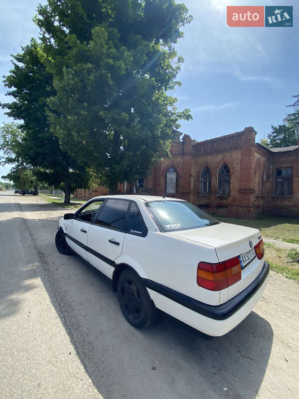 Седан Volkswagen Passat 1994 в Краснограді