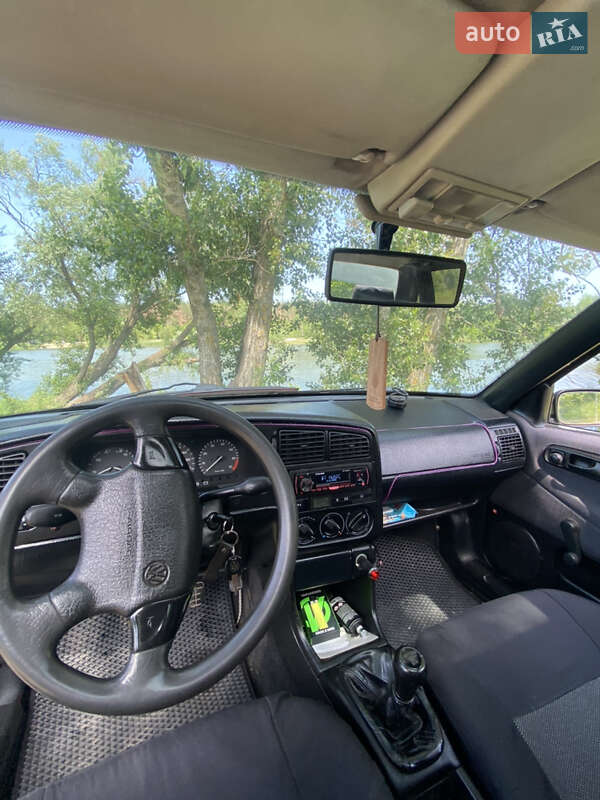 Седан Volkswagen Passat 1994 в Краснограді