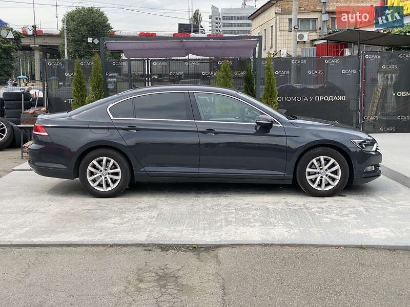 Седан Volkswagen Passat 2017 в Киеве