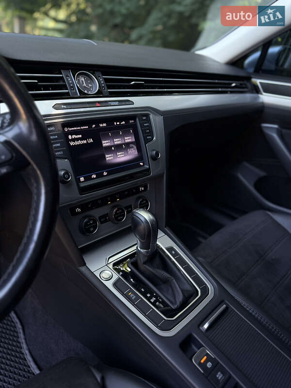Універсал Volkswagen Passat 2016 в Чернівцях