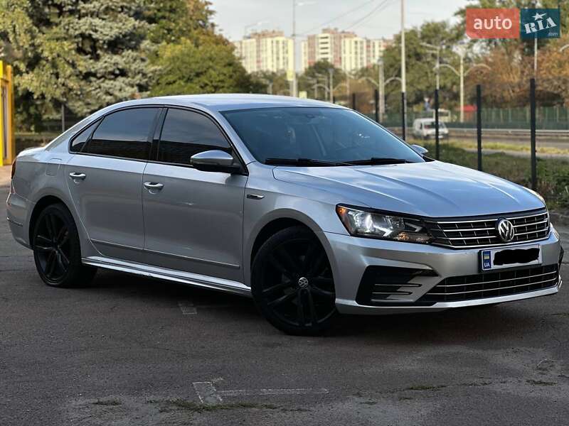 Седан Volkswagen Passat 2017 в Ивано-Франковске