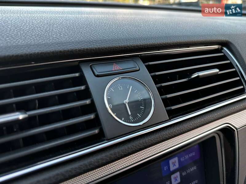 Седан Volkswagen Passat 2017 в Ивано-Франковске