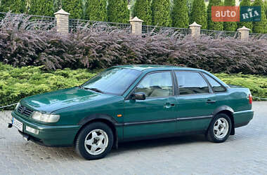 Седан Volkswagen Passat 1995 в Черновцах