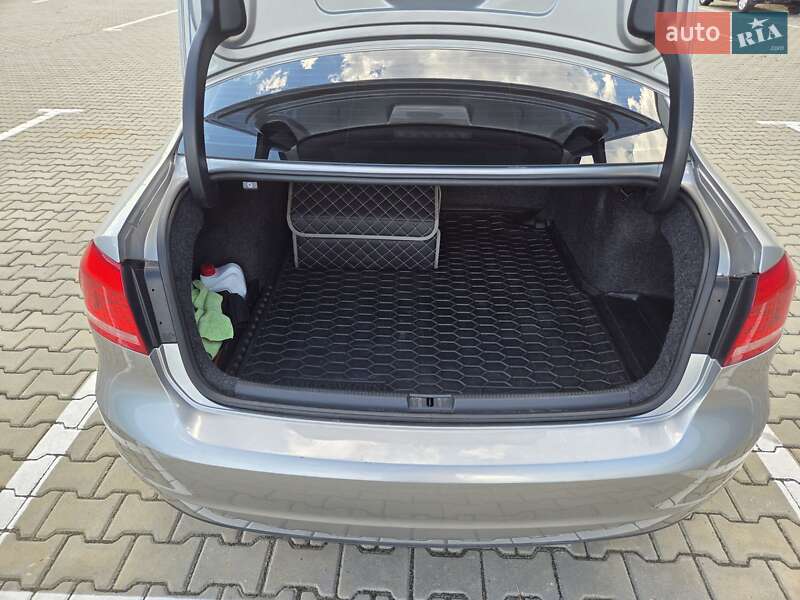 Седан Volkswagen Passat 2013 в Ивано-Франковске