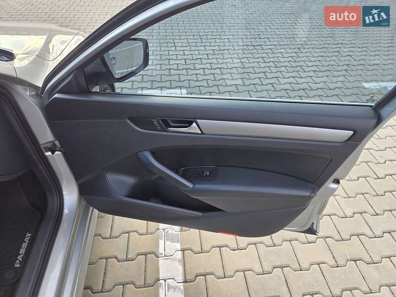 Седан Volkswagen Passat 2013 в Ивано-Франковске