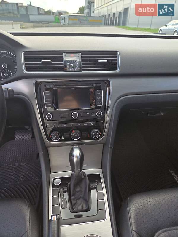 Седан Volkswagen Passat 2013 в Ивано-Франковске