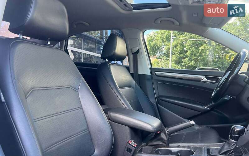 Седан Volkswagen Passat 2015 в Ивано-Франковске