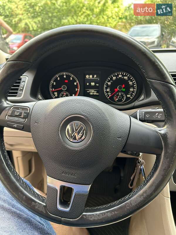 Седан Volkswagen Passat 2013 в Киеве