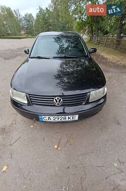 Седан Volkswagen Passat 1999 в Новомиргороде