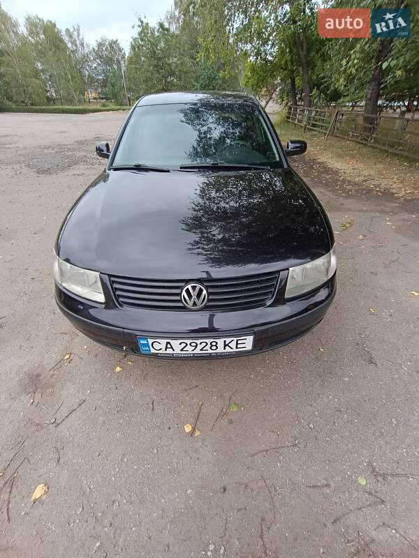 Седан Volkswagen Passat 1999 в Новомиргороде