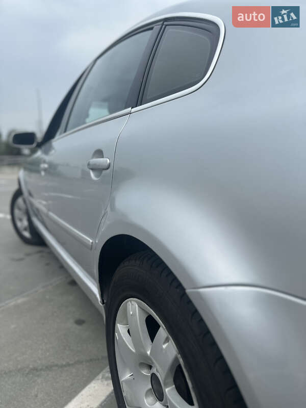 Седан Volkswagen Passat 2001 в Киеве