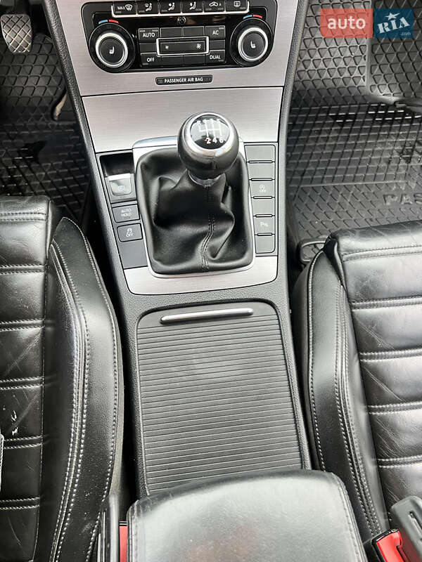 Универсал Volkswagen Passat 2011 в Дрогобыче