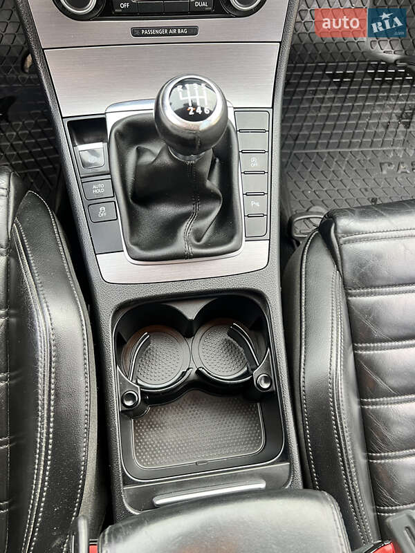 Универсал Volkswagen Passat 2011 в Дрогобыче