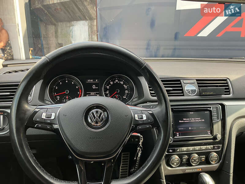 Седан Volkswagen Passat 2017 в Львове