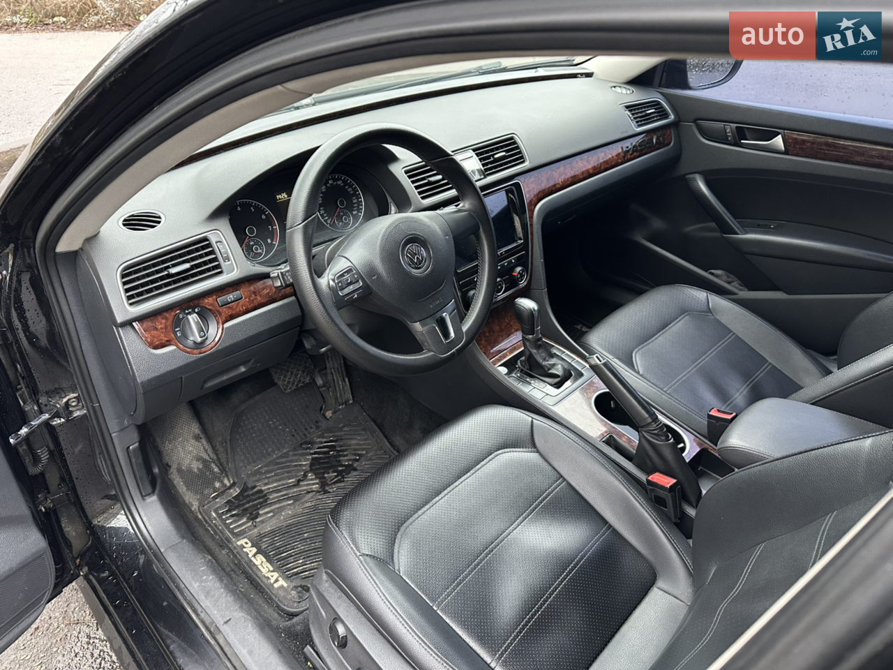 Оригінальний 1.8 TSI
Автомат працює без ривків
Клімат-контроль, круїз, підігрів сидінь, без ключовий доступ , лінзи 
Хороша комплектація
Зимова гума стоїть 
Є дрібні дефекти по кузову (видно на фото)
Друге авто в родині — експлуатація мінімальна

Стан: Технічно справне, щоденне авто
Документи: Все чисто, переоформлення без проблем
Ціна обговорюється на місці