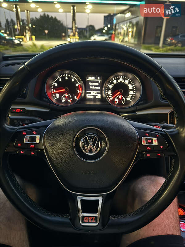 Седан Volkswagen Passat 2018 в Днепре