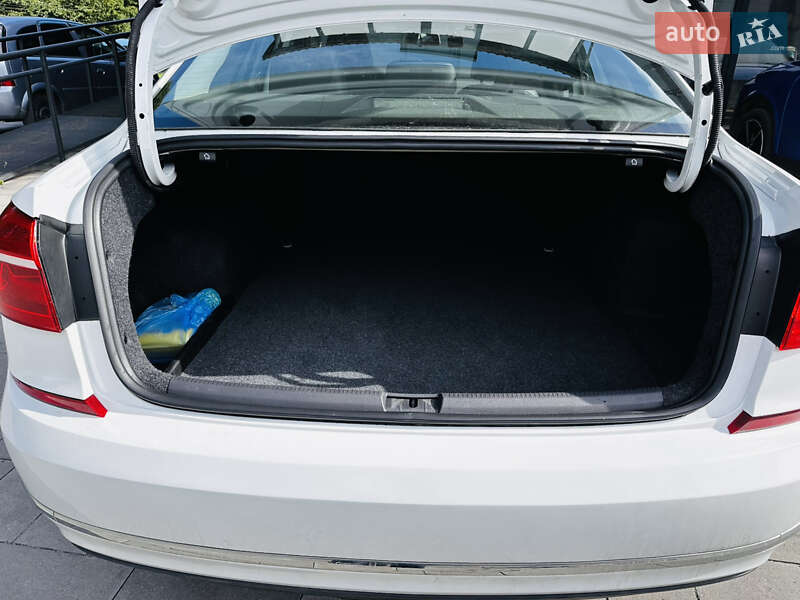 Седан Volkswagen Passat 2015 в Хмельницком