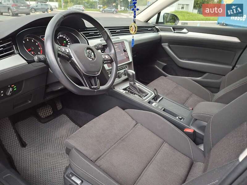 Седан Volkswagen Passat 2018 в Львове