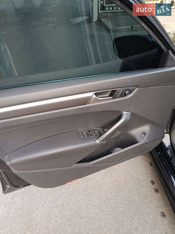 Седан Volkswagen Passat 2016 в Львове