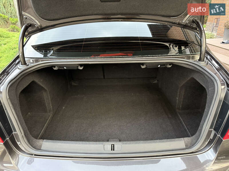 Седан Volkswagen Passat 2011 в Днепре