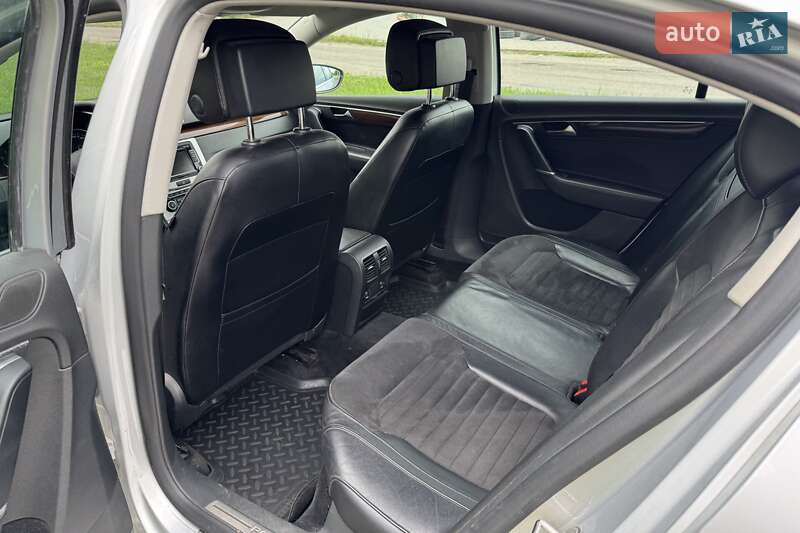Седан Volkswagen Passat 2011 в Львове
