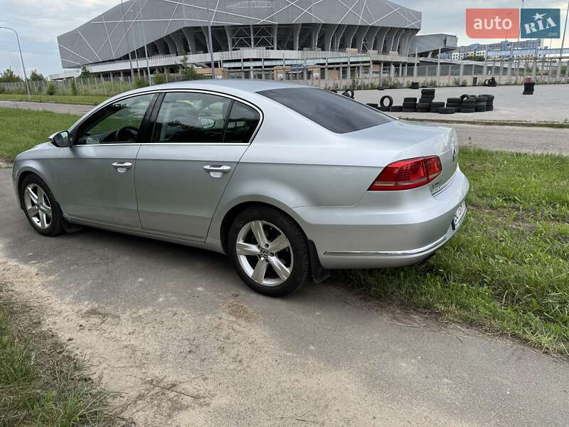 Седан Volkswagen Passat 2011 в Львове