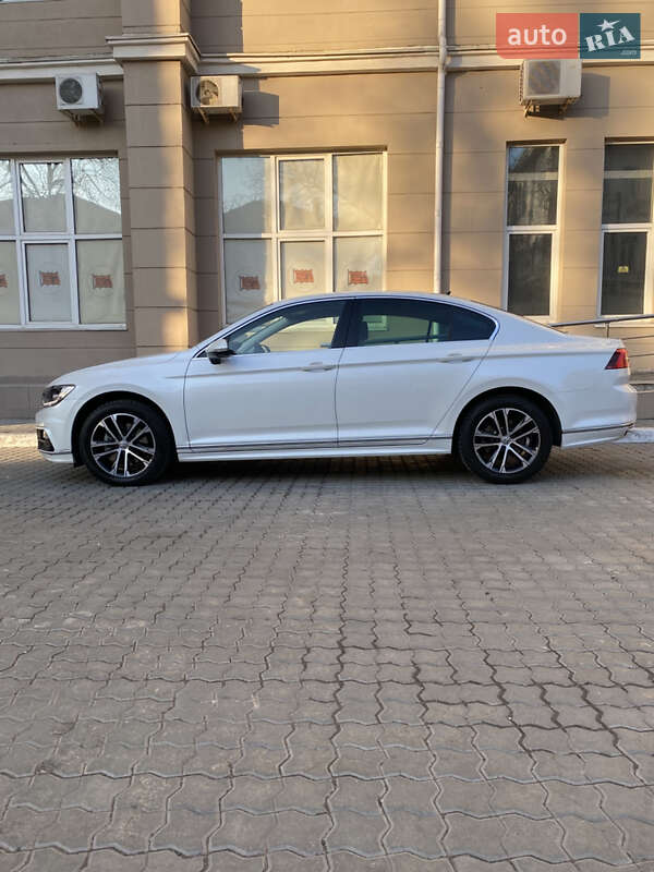 Седан Volkswagen Passat 2018 в Одессе
