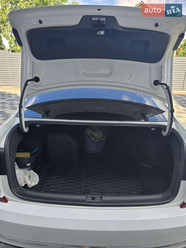 Седан Volkswagen Passat 2018 в Киеве