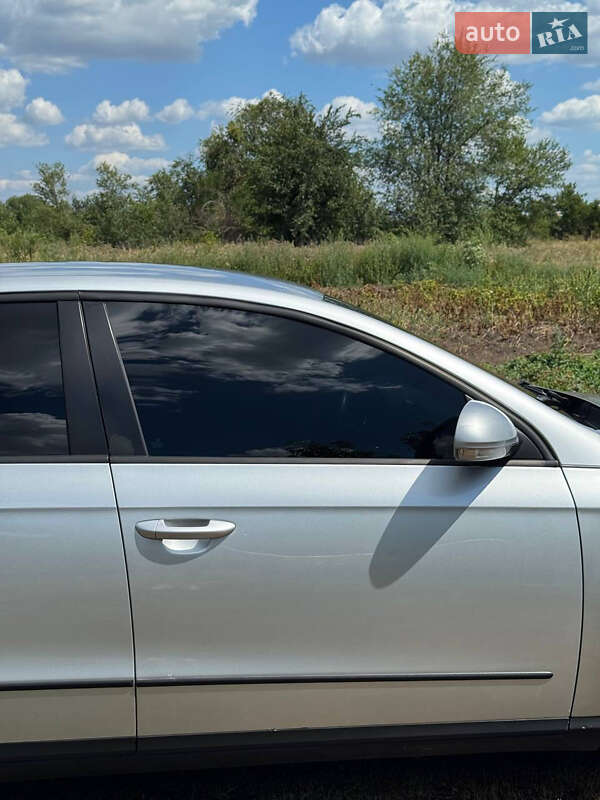 Седан Volkswagen Passat 2005 в Днепре